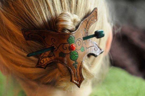 Elfia skórzana spinka do włosów z koralem